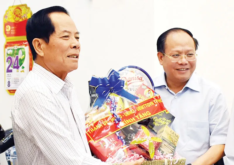 Phó Bí thư Thường trực Thành ủy TPHCM Tất Thành Cang thăm, tặng quà Thiếu tướng Lê Minh Thắng, nguyên Phó Tư lệnh Quân khu 7