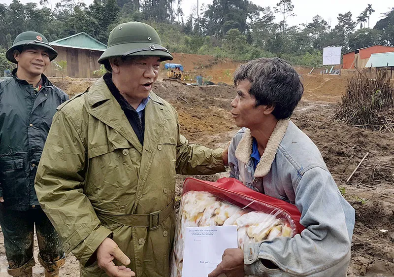 Ông Đinh Văn Thu, Chủ tịch UBND tỉnh Quảng Nam thăm hỏi đồng bào ở Khe Chữ (Trà Vân, Nam Trà My)