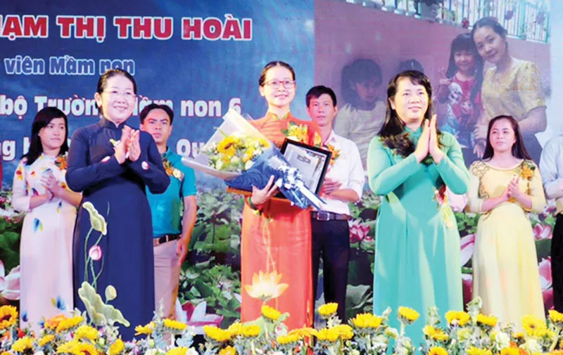 Tuyên dương 18 đảng viên công nhân tiêu biểu
