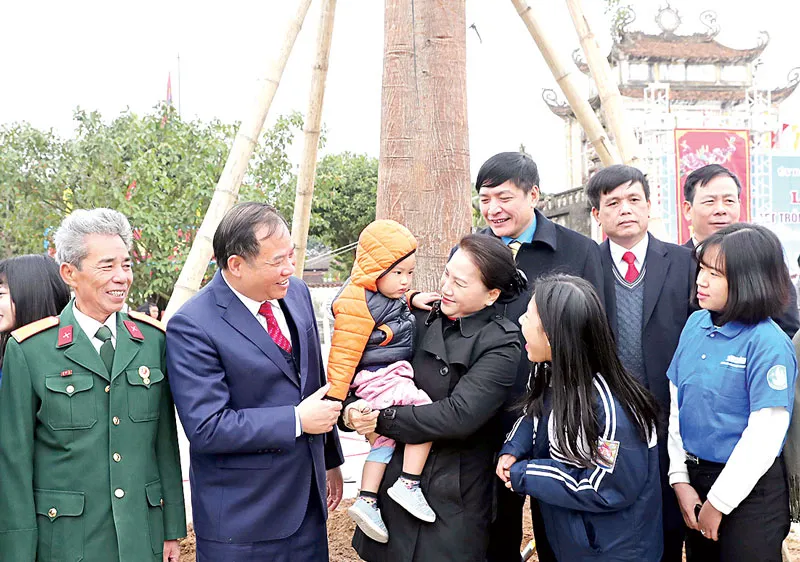 Chủ tịch Quốc hội Nguyễn Thị Kim Ngân thăm hỏi, chúc Tết các công nhân, người lao động