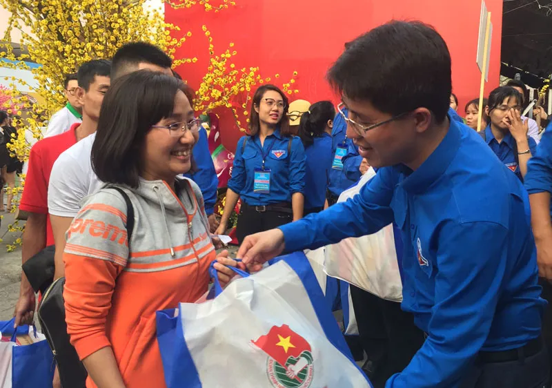 Trao quà cho thanh niên công nhân về quê đón tết