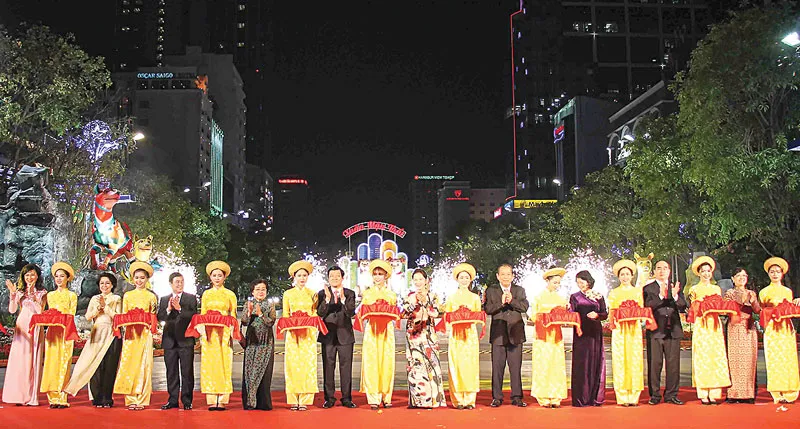 Khai mạc đường hoa Nguyễn Huệ Tết Mậu Tuất 2018: Khát vọng vươn cao
