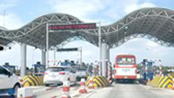 Sẽ xử phạt chủ xe không dán thẻ thu phí tự động