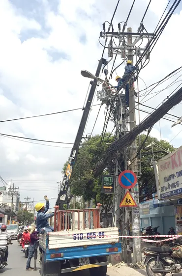 Công nhân Công ty Điện lực Sài Gòn bảo trì, nâng cấp lưới điện trên đường Cách Mạng Tháng Tám (quận 3)