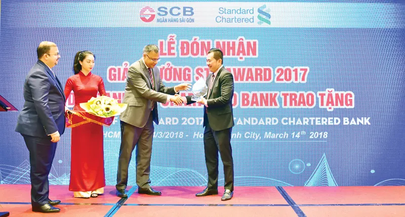 SCB nhận chứng chỉ pci dss lần 2 và giải thưởng thanh toán Xuất sắc từ ngân hàng Standard Chartered