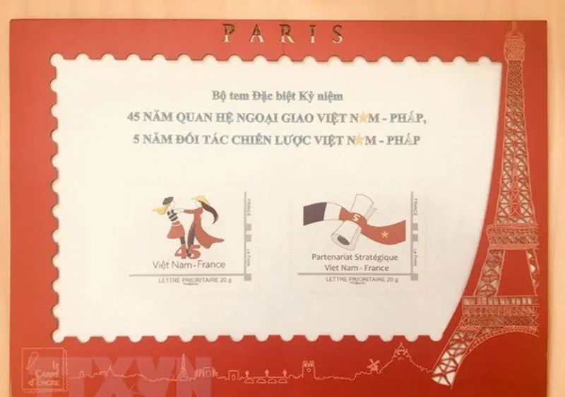 Bộ tem đặc biệt kỷ niệm quan hệ giữa Việt Nam và Pháp. (Ảnh: TTXVN)