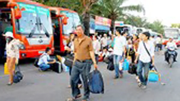 Đi lại dịp lễ 30-4 và 1-5: Bến xe, sân bay đông nghịt