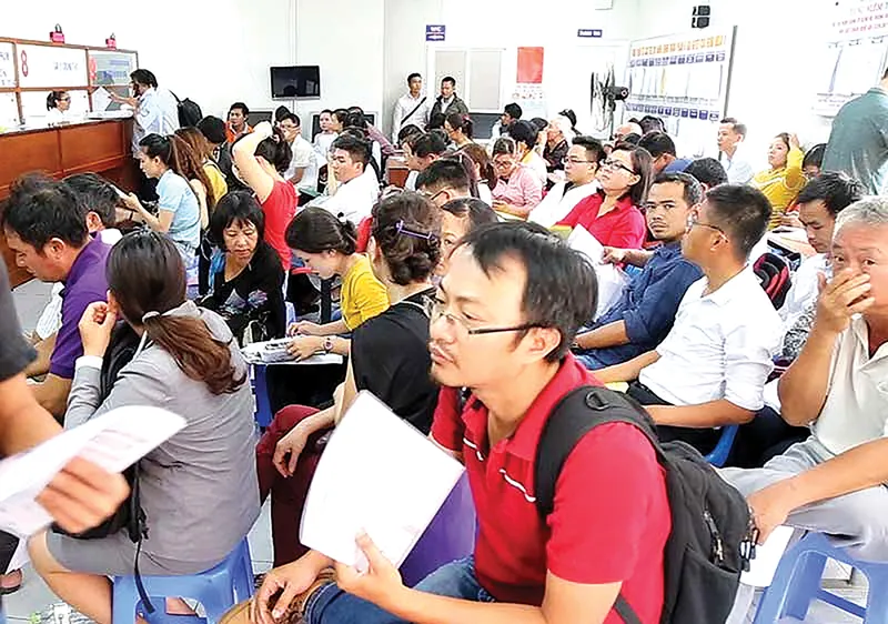 Cảnh quá tải khi người dân đi làm thủ tục sang nhượng đất tại quận 9