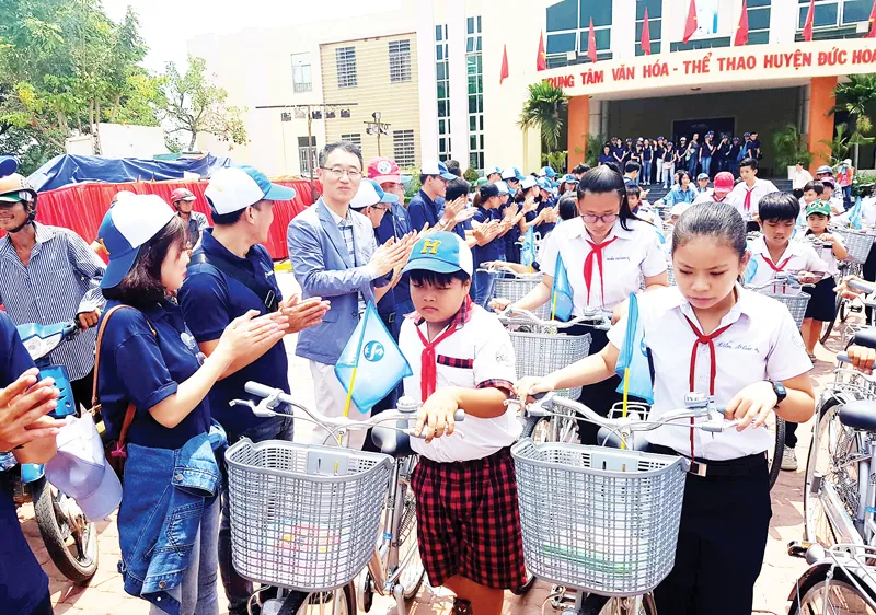 Ngân hàng Shinhan Việt Nam đồng hành học trò nghèo 