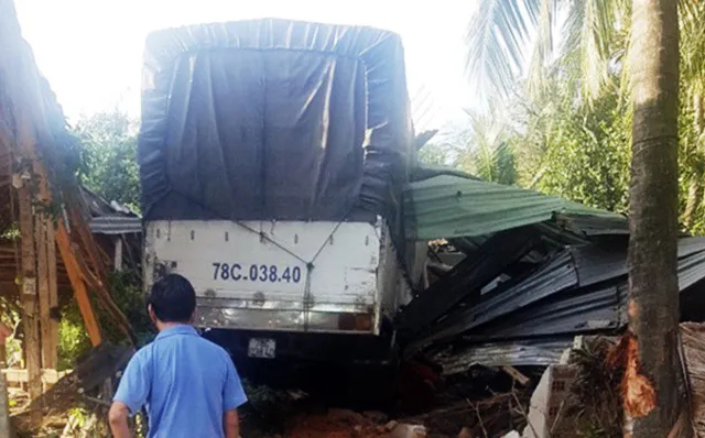 Xe tải mất lái tông sập nhà dân, 3 người cấp cứu