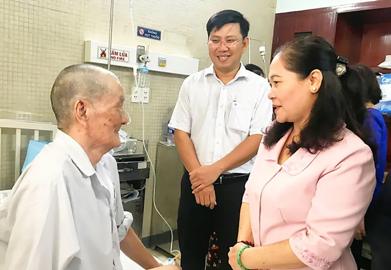 Thăm, chúc thọ người cao tuổi 