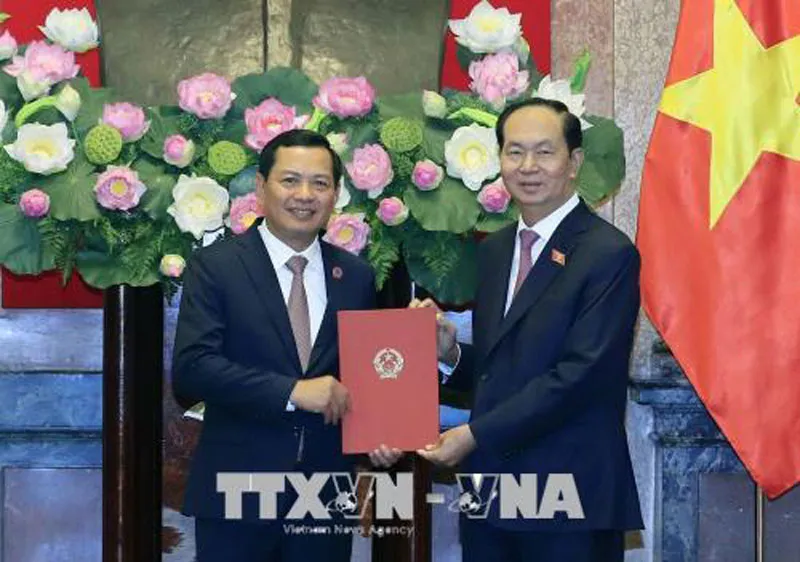 Chủ tịch nước Trần Đại Quang trao Quyết định bổ nhiệm Phó Chánh án Tòa án nhân dân Tối cao cho ông Nguyễn Văn Du. Ảnh TTXVN