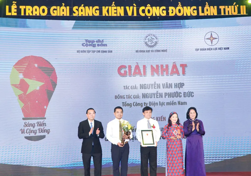 Đại diện nhóm tác giả của EVN SPC được trao nhận giải nhất trong cuộc thi “Sáng kiến vì cộng đồng” lần 2