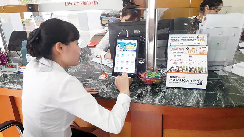 LienVietPostBank tiên phong dùng máy tính bảng giới thiệu sản phẩm tới khách hàng