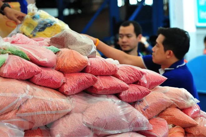 Kiểm tra số ma túy chuẩn bị mang thiêu hủy ở Ayutthaya, Thái Lan ngày 25/6. (Ảnh: THX/TTXVN)