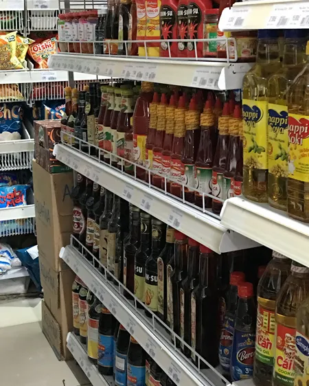 Nước chấm công nghiệp và nước mắm tự nhiên thường được trưng bày gần nhau nên người tiêu dùng dễ nhầm lẫn