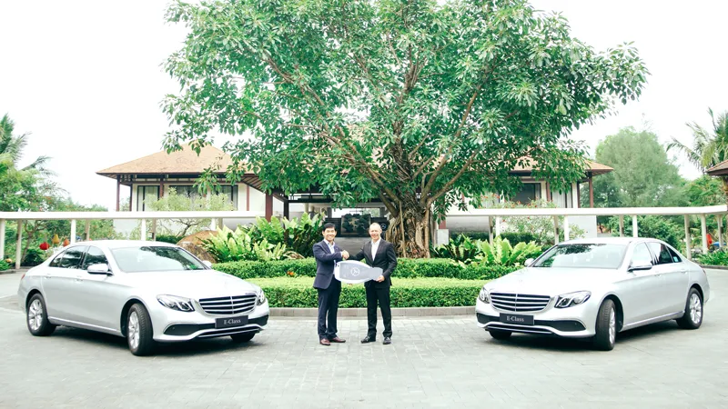Mercedes-Benz bàn giao bộ đôi E 200 cho khu phức hợp nghỉ dưỡng quốc tế Laguna Lăng Cô