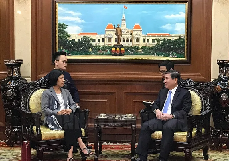 Chủ tịch UBND TP Nguyễn Thành Phong tiếp Đại sứ Ping Kitnikone. Ảnh THANHUYTPHCM.VN