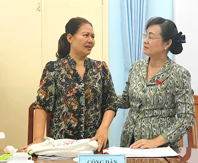 Chủ tịch HĐND TPHCM Nguyễn Thị Quyết Tâm trao đổi với cử tri Hồ Thị Mai (quận 2, TPHCM)