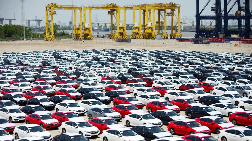 Vướng nhập khẩu, ô tô tiếp tục tăng giá