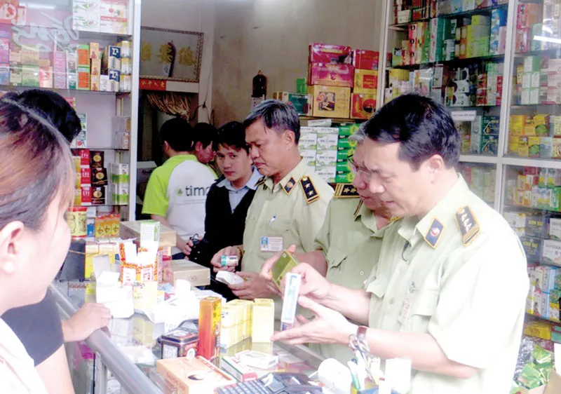 QLTT TPHCM kiểm tra một cơ sở kinh doanh có dấu hiệu sai phạm