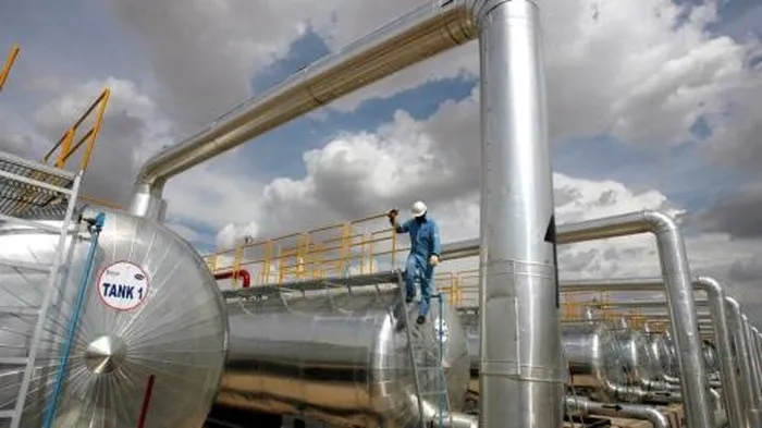 Lo ngại các biện pháp trừng phạt của Mỹ với Iran, giá dầu thế giới tăng trở lại. Ảnh: Reuters