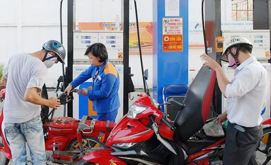 Khách hàng đổ xăng tại cây xăng Petrolimex trên đường Kinh Dương Vương, quận 6, TPHCM. Ảnh: CAO THĂNG