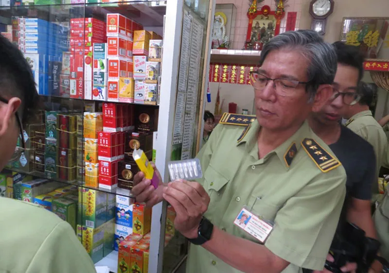 Lực lượng QLTT TPHCM kiểm tra hàng hóa tại một cửa hàng trên địa bàn quản lý