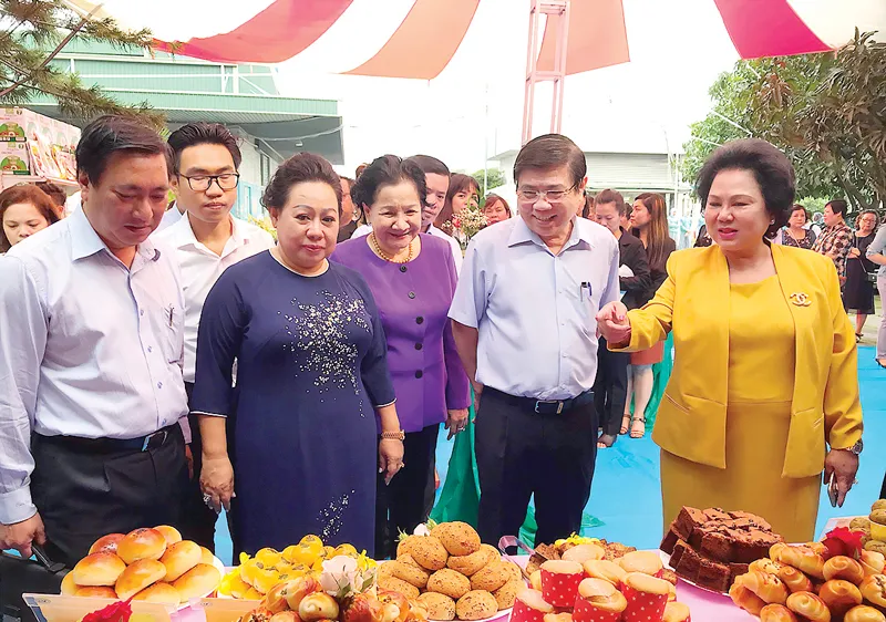 Chủ tịch UBND TPHCM Nguyễn Thành Phong tham quan Công ty cổ phần Việt Nam Kỹ nghệ Bột mì Ảnh: THANH HẢI