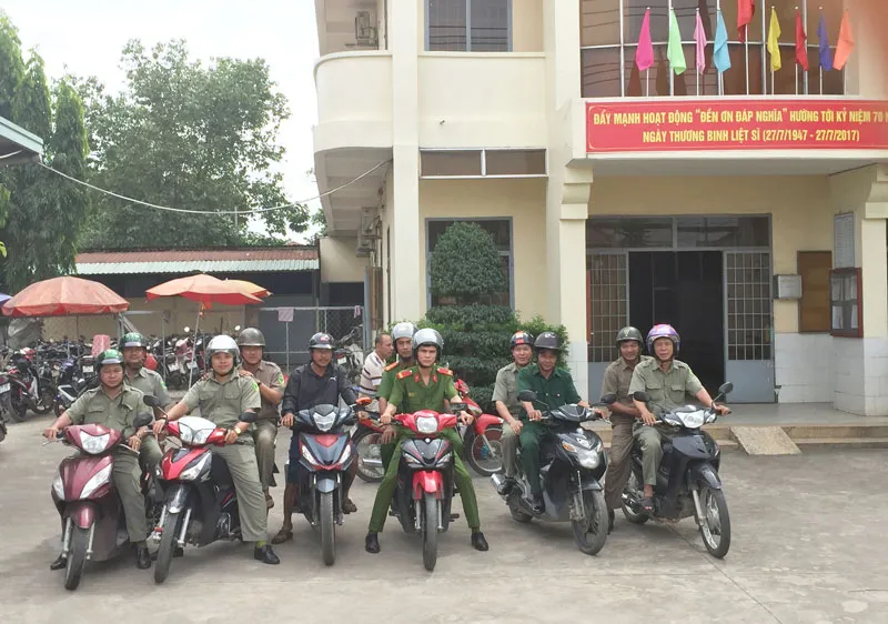 Các thành viên CLBPCTP cùng công an phường xuất phát tuần tra trên địa bàn