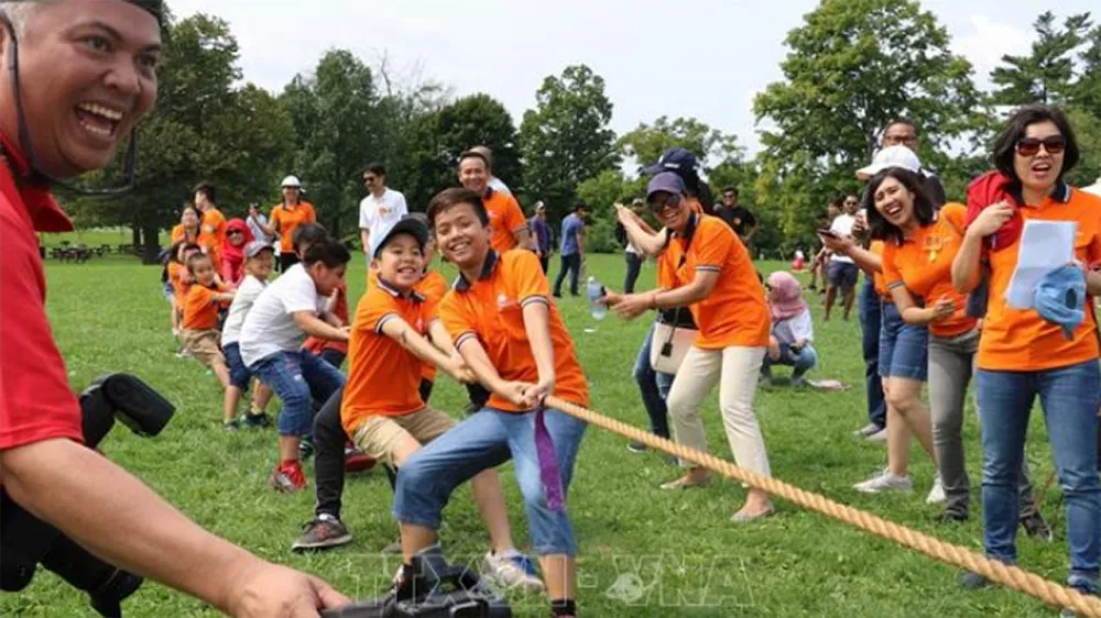 Đội kéo co nhí của Đại sứ quán Việt Nam được cổ nhiệt tình. Ảnh: TTXVN