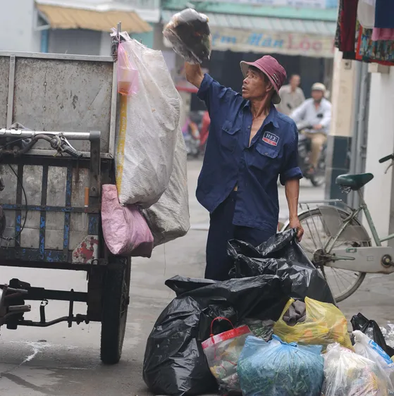 Người thu gom rác dân lập sẽ được tiếp cận các chính sách an sinh xã hội Ảnh: THÀNH TRÍ