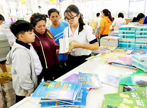 Thế độc quyền khép kín trong biên soạn, phát hành sách giáo khoa