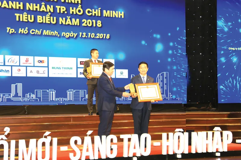 Công ty CP Tập đoàn Xây dựng Hòa Bình vinh dự Tốp 10 Doanh nghiệp TPHCM tiêu biểu 2018