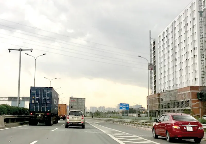 Xe cơ giới lưu thông đúng phần đường và giữ khoảng cách an toàn sẽ đảm bảo an toàn giao thông Ảnh: HUY ANH