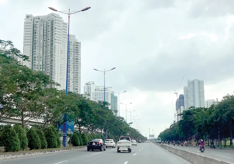 Các công trình thương mại, nhà ở cao tầng dọc xa lộ Hà Nội xây dựng không có hàng rào, kết hợp trồng cây xanh Ảnh: HUY ANH