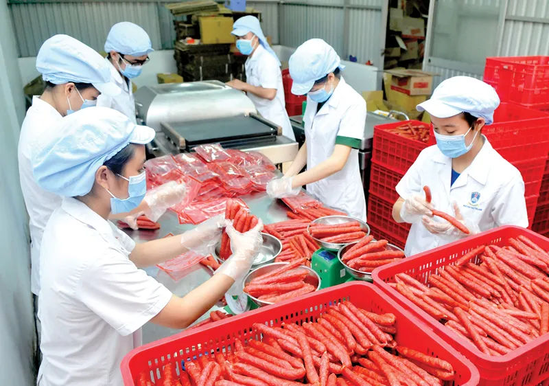 Lạp xưởng - mặt hàng được sản xuất nhiều, cung ứng thị trường tết Ảnh: THÀNH TRÍ