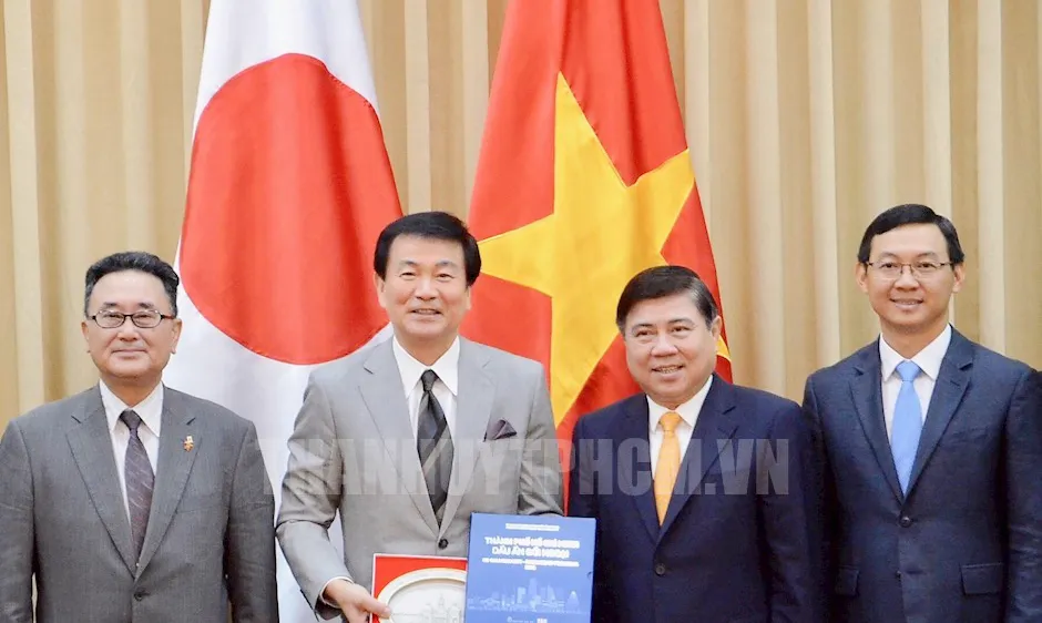 Chủ tịch UBND TPHCM Nguyễn Thành Phong tặng quà lưu niệm của TPHCM cho Thống đốc tỉnh Chiba, Nhật Bản Kensaku Morita. Ảnh:hcmcpv