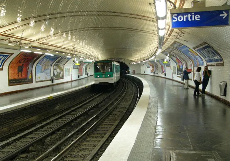 Pháp: 7 nhà ga metro tạm đóng cửa