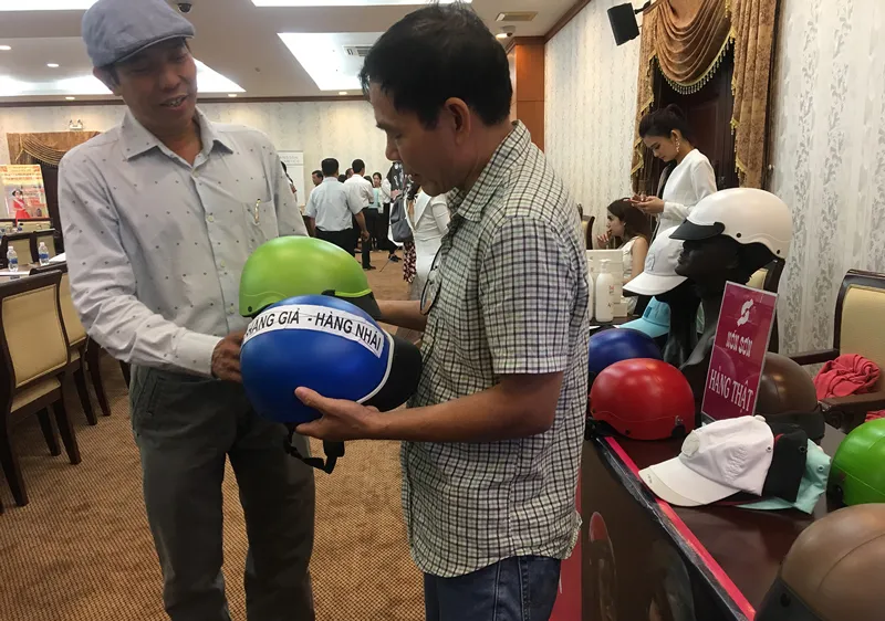 Người tiêu dùng phân biệt nón thật - nón giả tại TPHCM