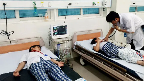 15 học sinh nhập viện nghi do uống trà sữa
