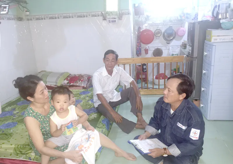 Nhân viên điện lực TPHCM tuyên truyền giá bán điện cho người thuê nhà