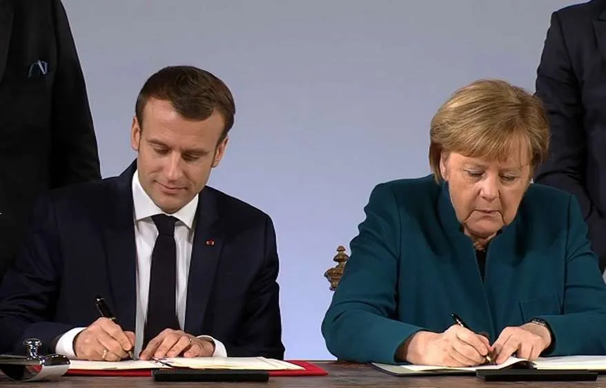 Thủ tướng Đức Merkel và Tổng thống Pháp Macron ký Hiệp ước Aachen. Nguồn: BFMTV.COM 