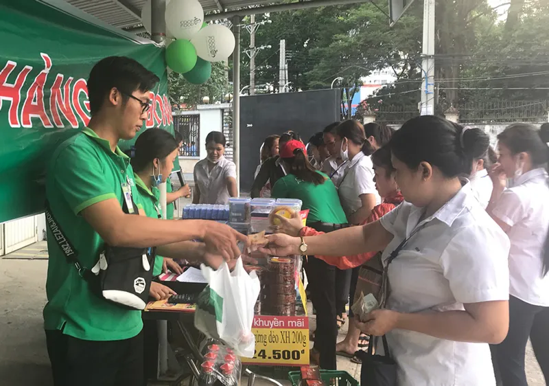 Những chuyến bán hàng lưu động tạo điều kiện thuận lợi cho công nhân mua sắm trong dịp tết