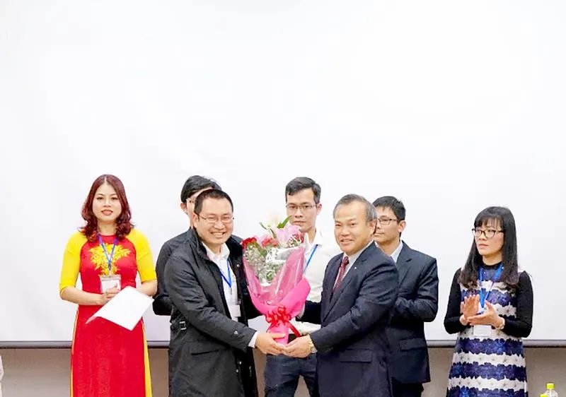 Đại sứ Việt Nam tại Nhật Bản Vũ Hồng Nam (phải) trao hoa tặng ông Lê Anh Sơn, Chủ tịch Hội Người Việt Nam tại tỉnh Aichi