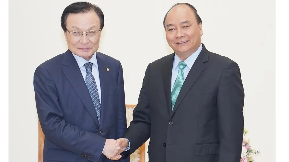 Thủ tướng Nguyễn Xuân Phúc tiếp Chủ tịch Đảng Dân chủ đồng hành Hàn Quốc, ông Lee Hae-chan. Ảnh: VGP