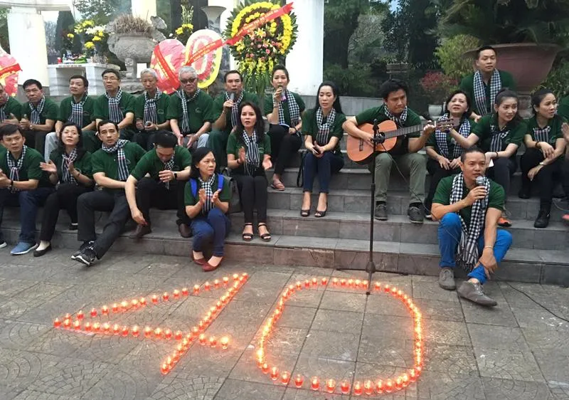 Đoàn đại biểu hành trình “Tháng ba biên giới” dâng hương Nghĩa trang liệt sĩ Vị Xuyên