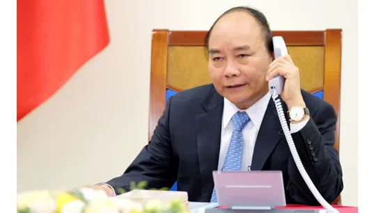 Thủ tướng Nguyễn Xuân Phúc chúc tết Thủ tướng Lào và Thủ tướng Campuchia