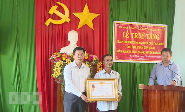 Truy tặng Huân chương Dũng cảm cho dân quân Phạm Duy Quang