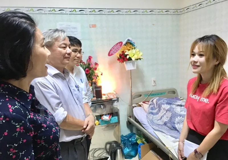 Đoàn cán bộ Thành ủy TPHCM thăm hỏi người nhà nghệ sĩ Lê Bình về sức khỏe của ông. Ảnh: hcmcpv.org.vn